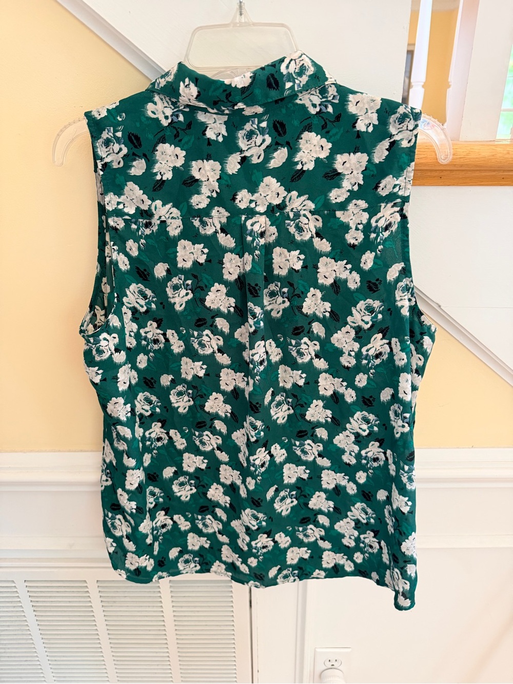 Ladies Sz Large "Banana Republic" Green Floral Sleeveless Blouse Classic Fit GUC - Picture 6 of 6
